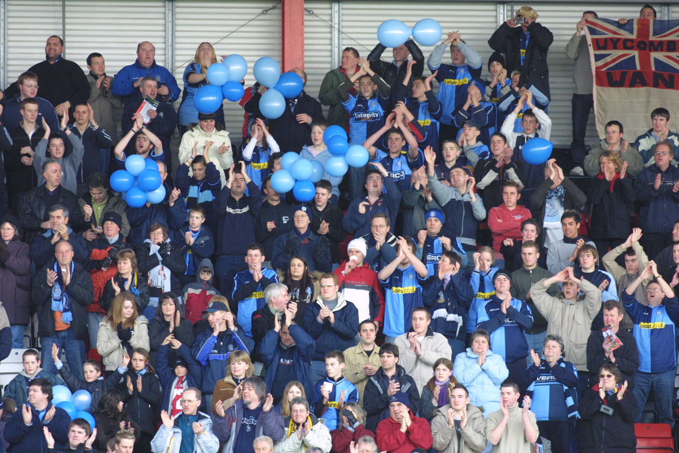 2004 03 06 Bournemouth NL2 A 01 WW Fans