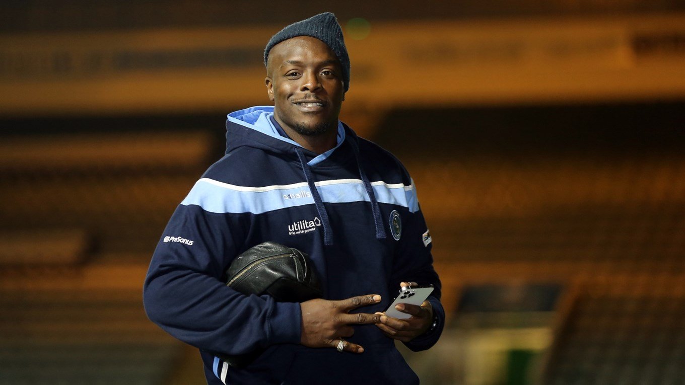 2021 11 23 Plymouth SBL1 A 04 Pre Match Adebayo Akinfenwa