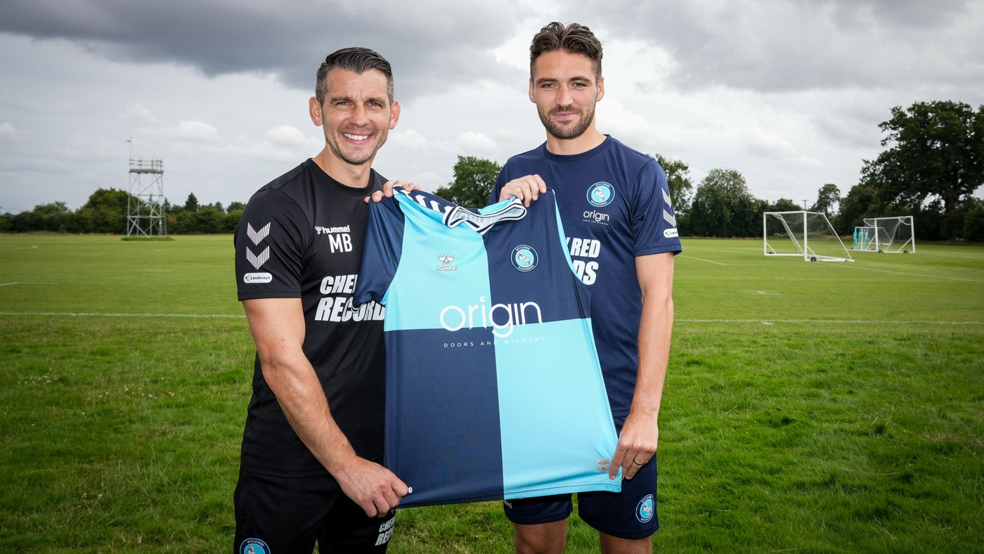 2023 07 11 Luke Leahy signs 01