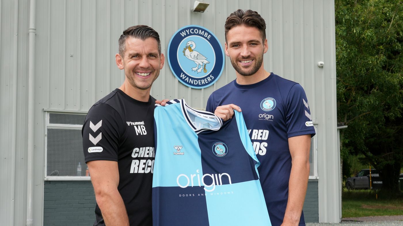 2023 07 11 Luke Leahy signs 02