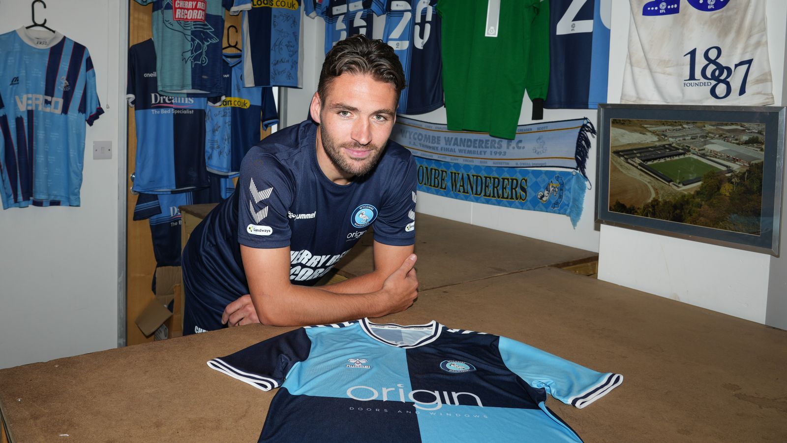 2023 07 11 Luke Leahy signs 03