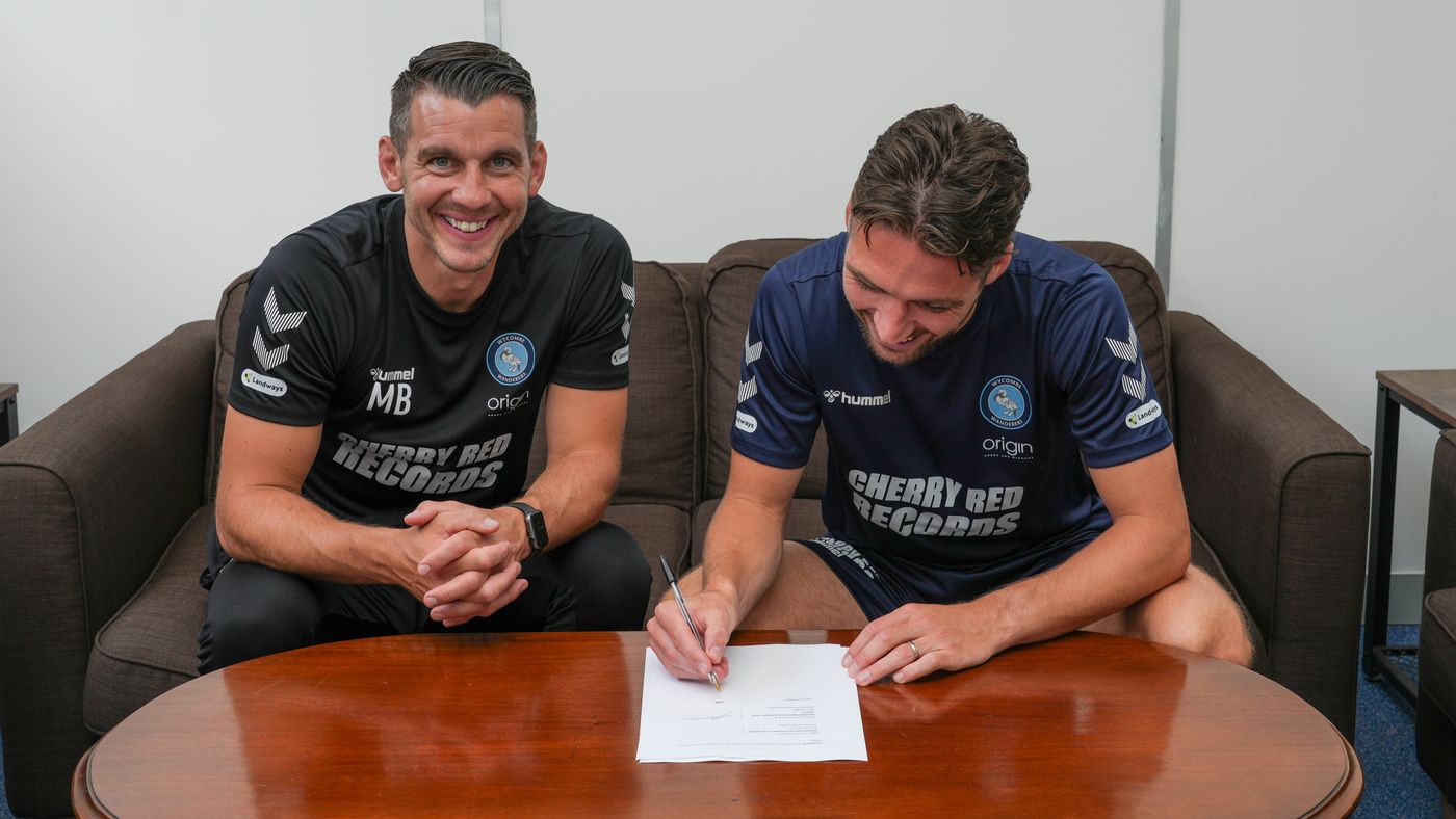 2023 07 11 Luke Leahy signs 04