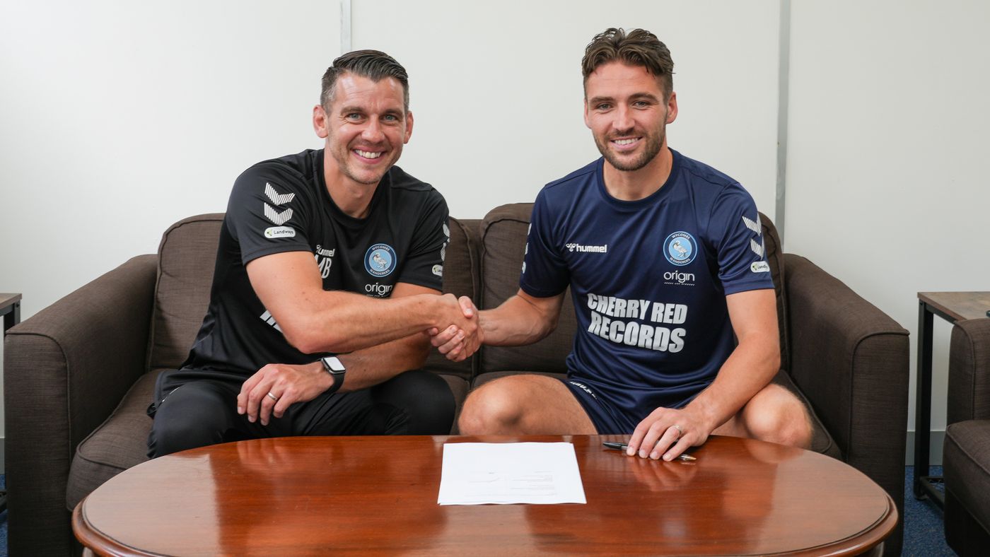 2023 07 11 Luke Leahy signs 05