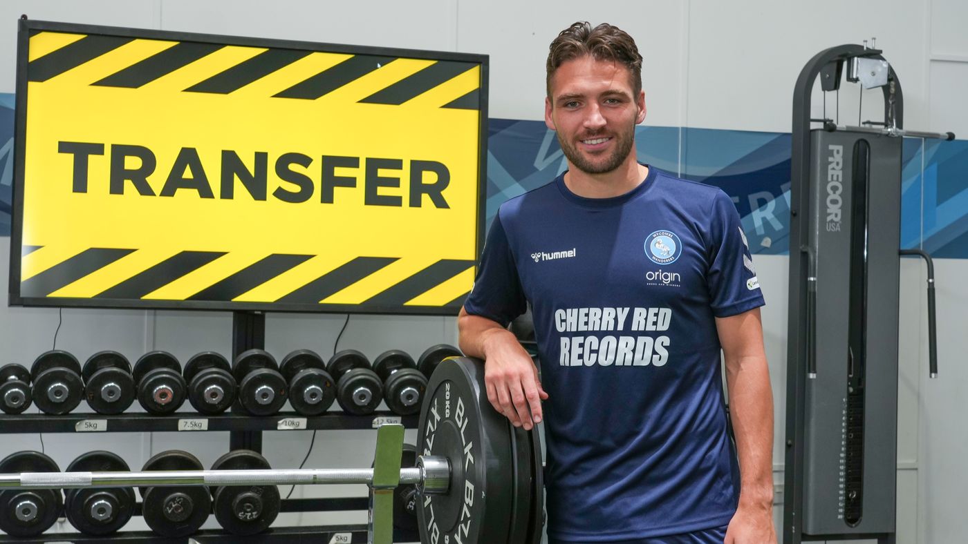 2023 07 11 Luke Leahy signs 06
