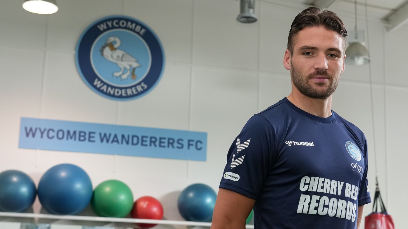 2023 07 11 Luke Leahy signs 07