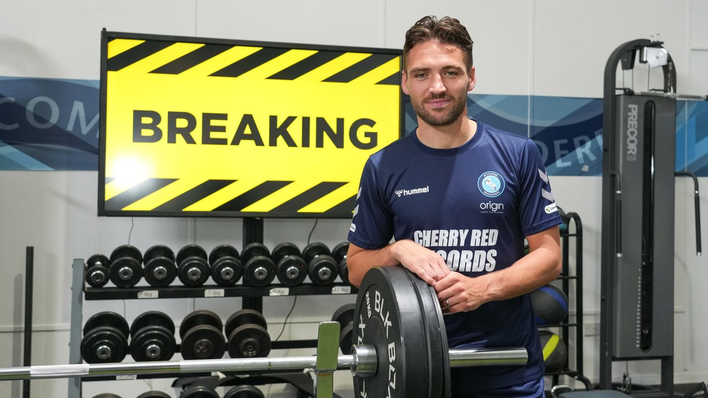 2023 07 11 Luke Leahy signs 08