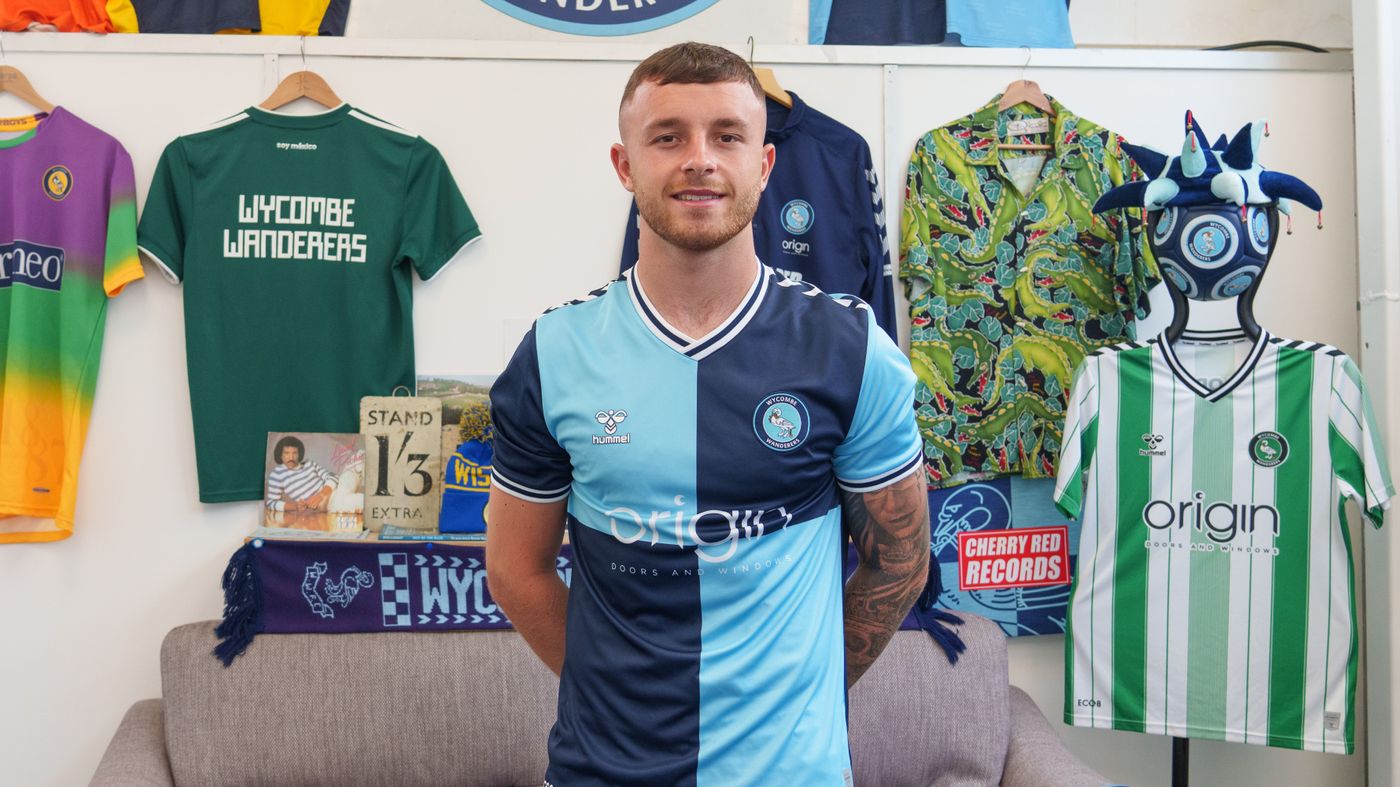 2023 07 24 Dale Taylor signs 01