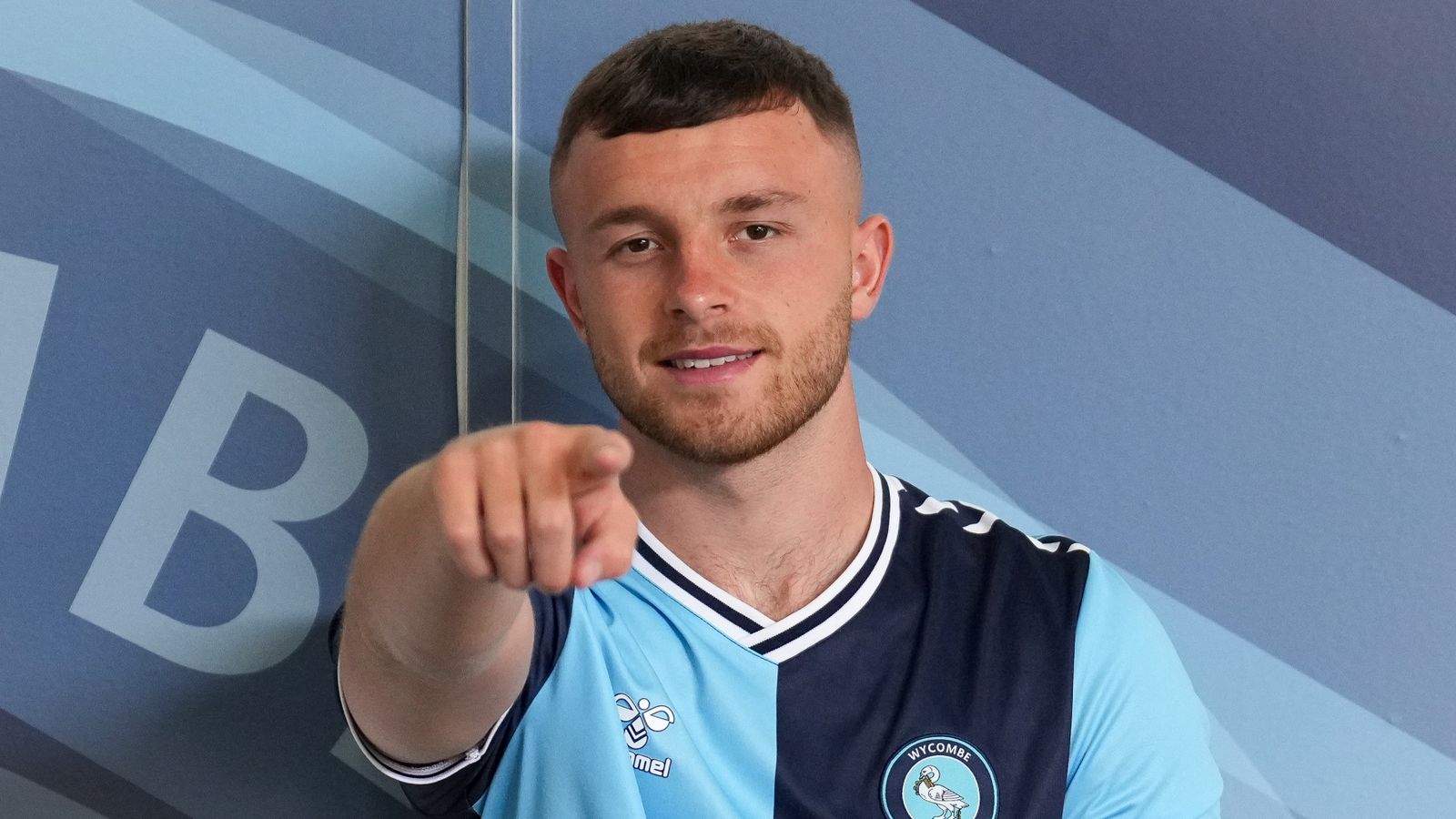 2023 07 24 Dale Taylor signs 02