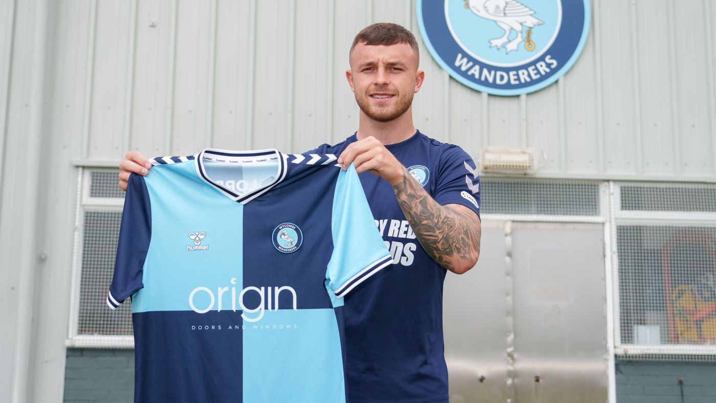 2023 07 24 Dale Taylor signs 03