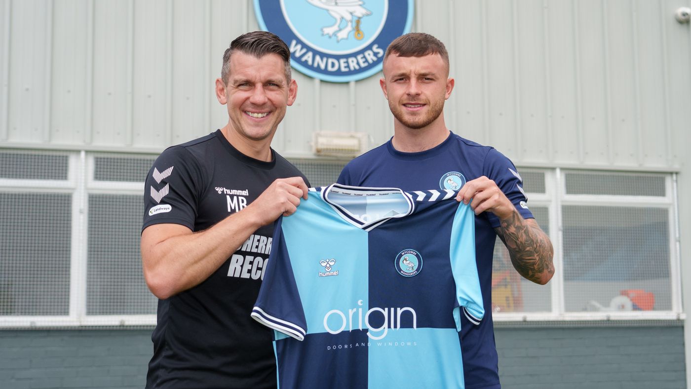 2023 07 24 Dale Taylor signs 04