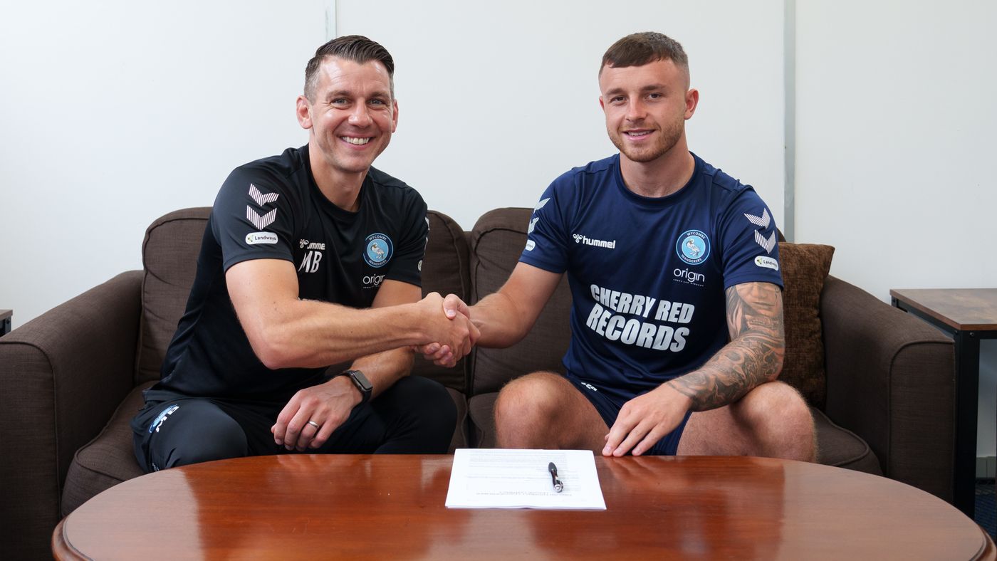 2023 07 24 Dale Taylor signs 05