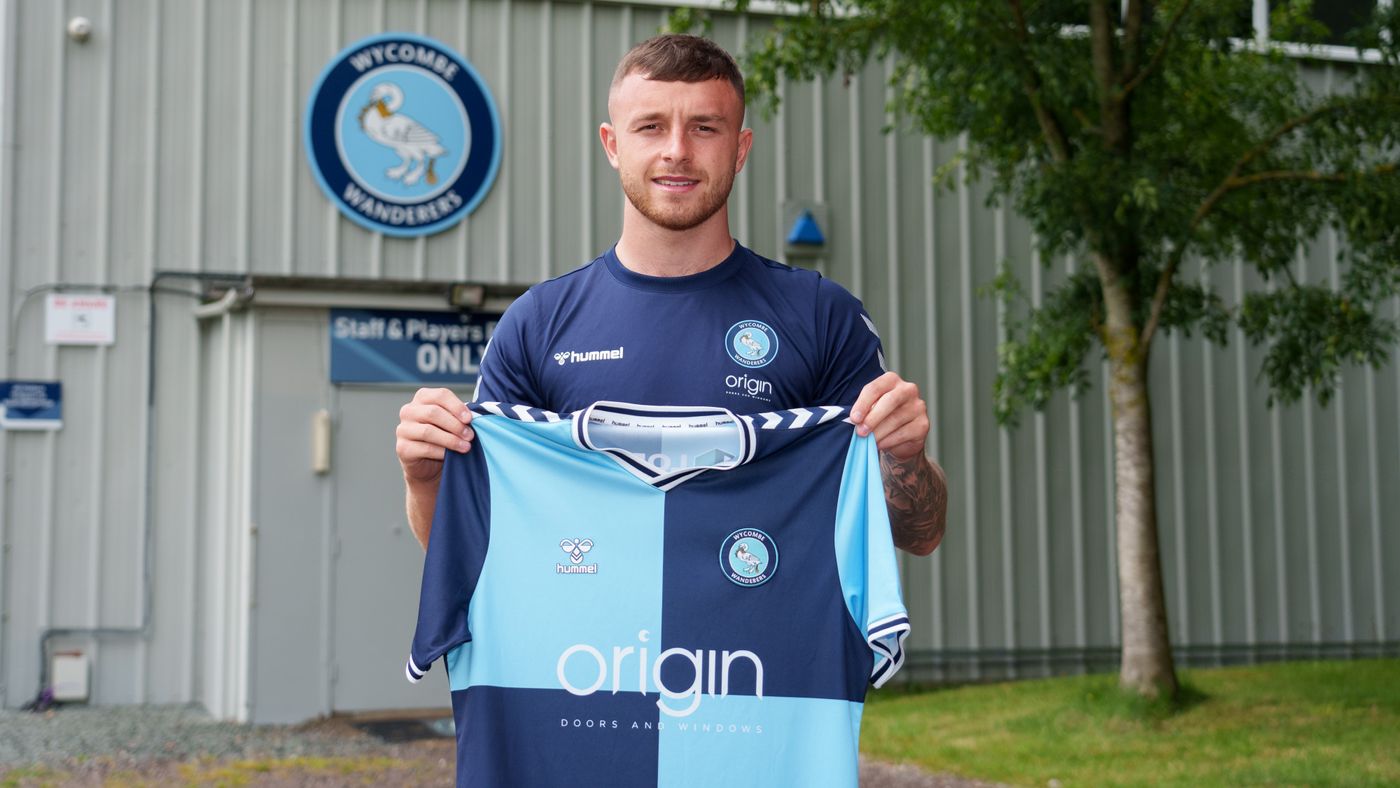 2023 07 24 Dale Taylor signs 06