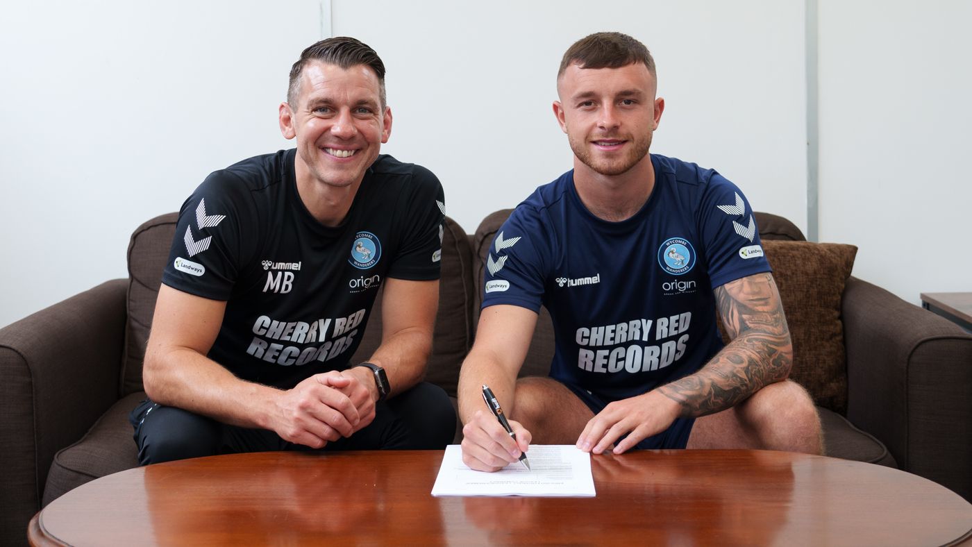 2023 07 24 Dale Taylor signs 07