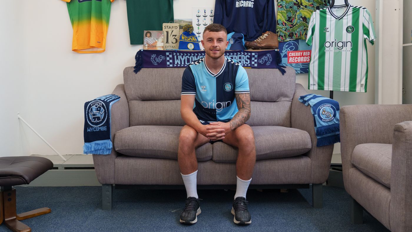 2023 07 24 Dale Taylor signs 08