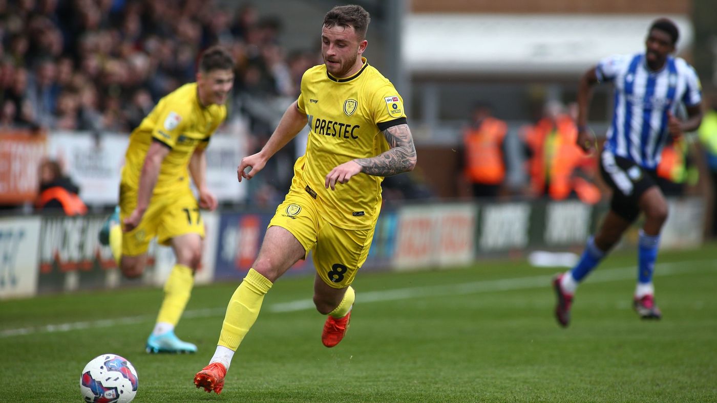 2023 07 24 Dale Taylor signs 12 BurtonVsSheffWed