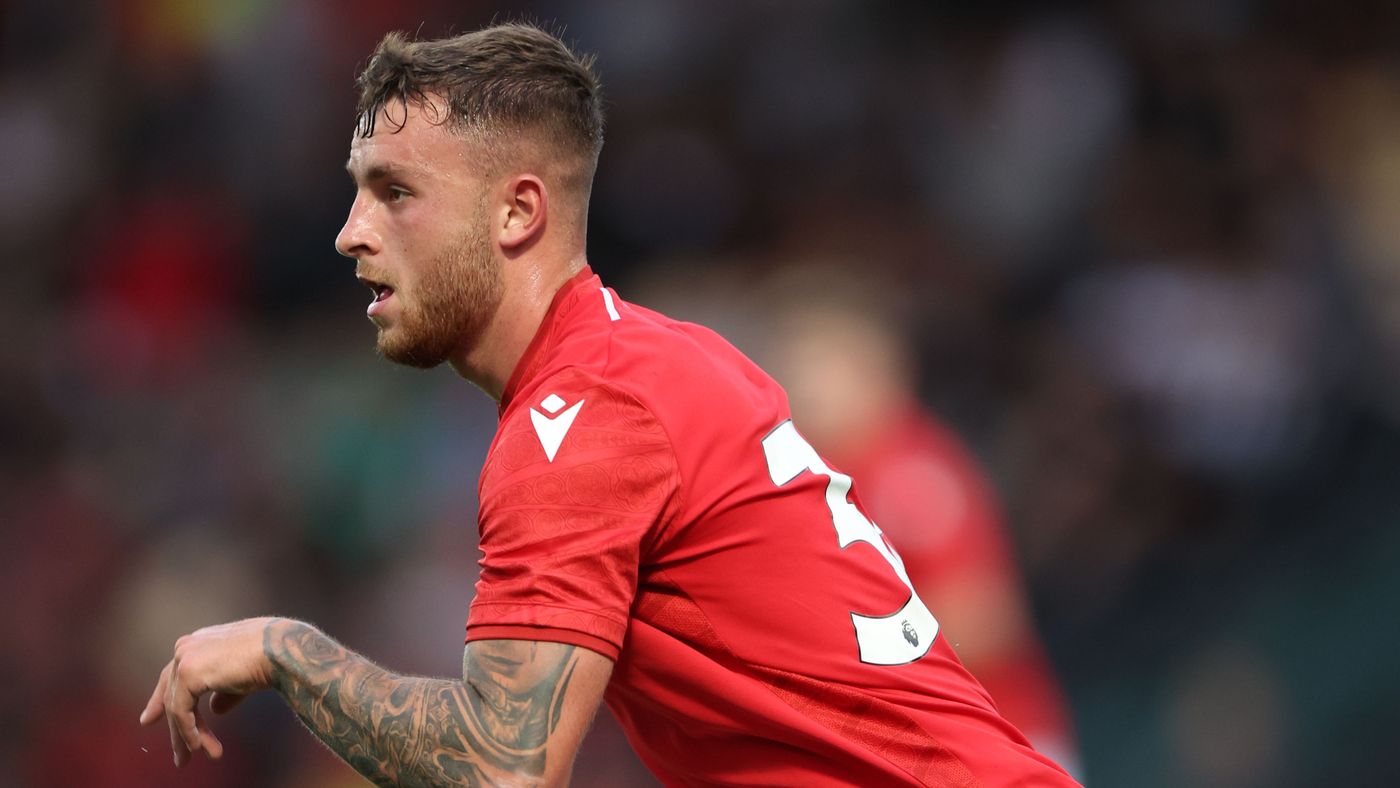 2023 07 24 Dale Taylor signs 15 ForestVsHerthaBerlin